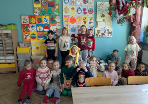 dzieci siedzą na podłodze