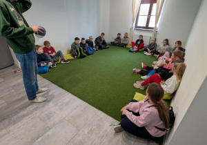 Dzieci siedzą w kole