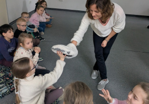 dzieci siedzą w kole