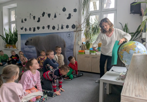 dzieci słuchają opowiadań