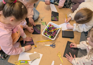 dzieci wykonują prace plastyczne