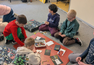 dzieci wykonują prace plastyczne