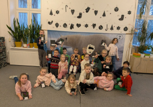 dzieci pokazują wykonane prace