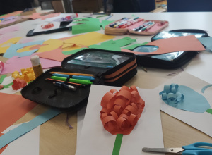 Dzieci robią laurki