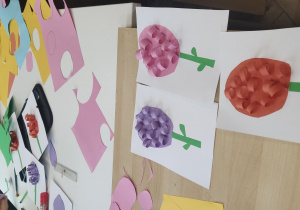 Dzieci wykonują laurki