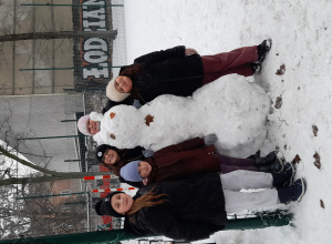 dzieci stoją przy bałwanie