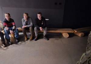 chłopcy słuchają opowieści