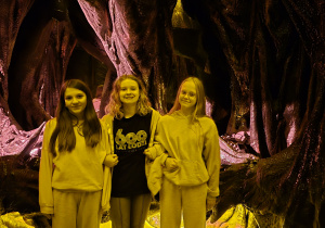 dziewczynki w salce edukacyjnej