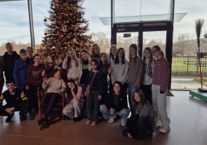 uczniowie 6a i 6b przy choince