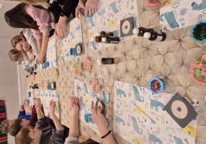 uczniowie na warsztatach mydlanych