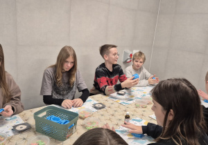 uczniowie przy pracy