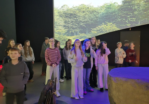 uczniowie słuchają lektora