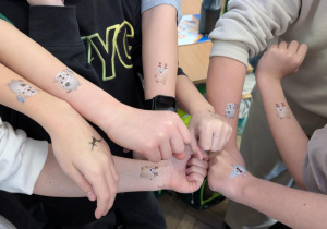 Ręce dzieci z tatuażami wodnymi