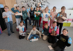 Uczniowie z nagrodami