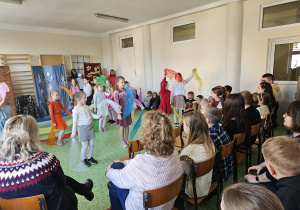 występ dzieci przed publicznością