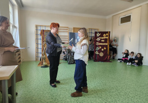 wreczenie nagród przez p. dyrektor