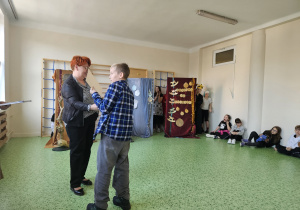 wreczenie nagród przez p. dyrektor