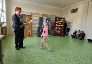 wreczenie nagród przez p. dyrektor