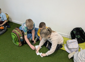 uczniowie robia prace