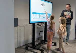 dzieci obserwuja film