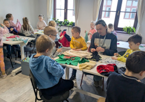 uczniowie robia prace