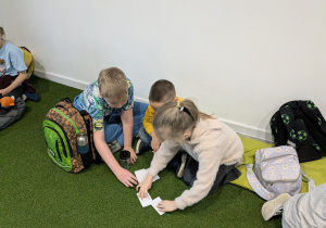 uczniowie robia prace