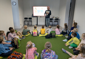 uczniowie robia prace