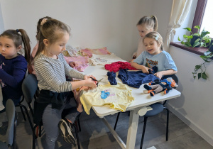 uczniowie robia prace