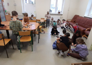 dzieci budują z lego