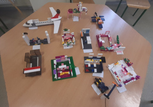 dzieci budują z lego