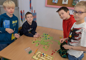 Dzieci grają w grę planszową