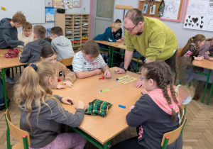 Dzieci grają w grę planszową