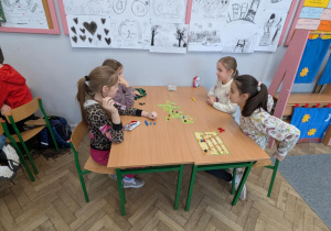 Dzieci grają w grę planszową