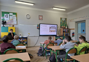 Prowadząca wyjaśnia czym jest bank