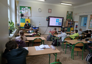 Prowadząca wyjaśnia czym jest przelew