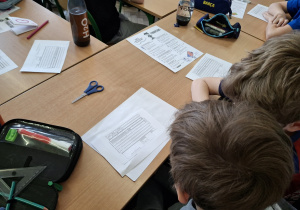 Uczniowie uzupełniają dane do przelewu