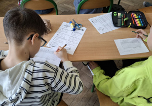 Uczniowie wypełniają blankiet