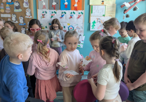 dzieci stoją w klasie