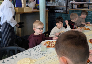 dzieci robią pizze