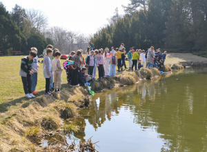 Uczniowie topią Marzannę.