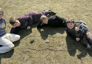 Chłopcy na tle napisu wiosna.