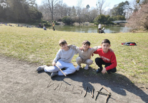 Chłopcy pokazują napis wiosna.