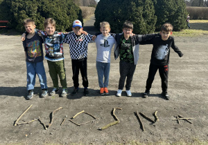 Chłopcy prezentują napis wiosna.