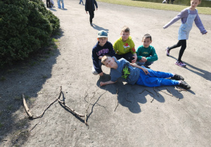 Chłopcy wykonali napis wiosna.