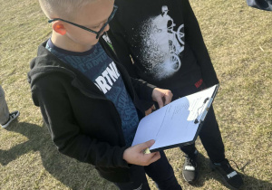 Chłopcy wykonują wiosenne zadania.