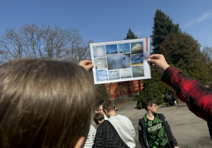 Dzieci obserwują chmury.