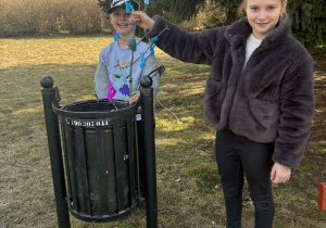 Dzieci ozdabiają park gaikiem.