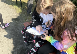 Dziewczyny rozwiązują wiosenne zadania.