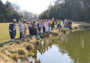 Uczniowie topią Marzannę.