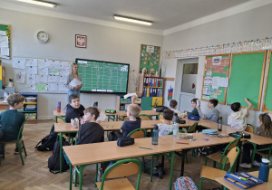 Uczniowie odpowiadają na pytania do quizu o zdrowym stylu życia_